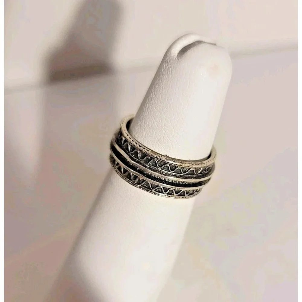 Silver Tone Band Ring Size 5 Etched Geometric Triangles Textured‎ 7.6mm Wide